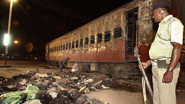 gujarat-riots-train-modi-2001-lf