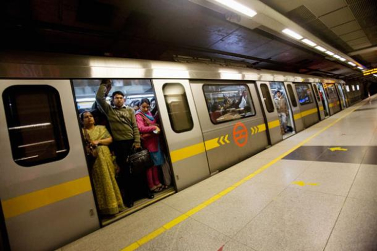 [Watch] Metro runs with open door from Chawri Bazar to Kashmiri Gate, no one injured