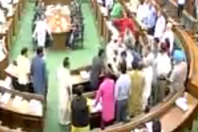 (Watch): Kapil Mishra manhandled in Delhi Assembly by AAP MLAs