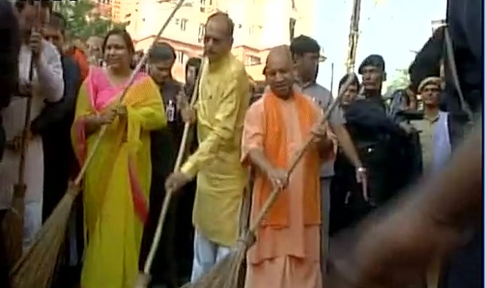 CM Yogi instructs city Mayor to inspect the city twice in order to attain Cwachh Bharat Goal
