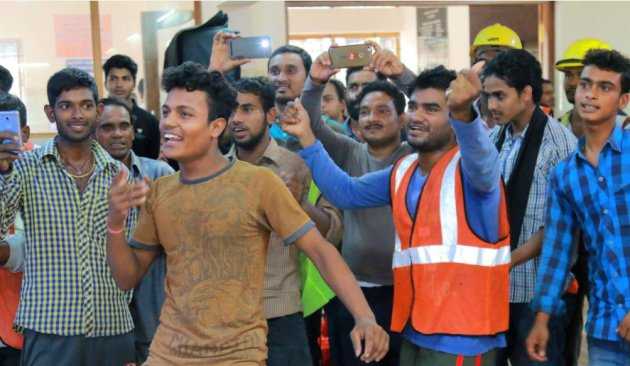 Kochi Metro authorities reward workers prior to inauguration