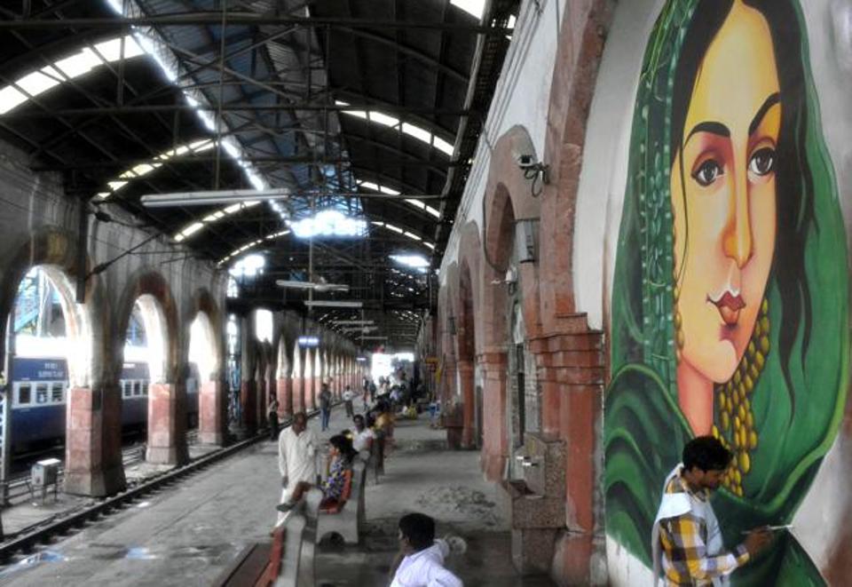 Volunteers painting Ghaziabad junction walls with 'stress-free paintings'