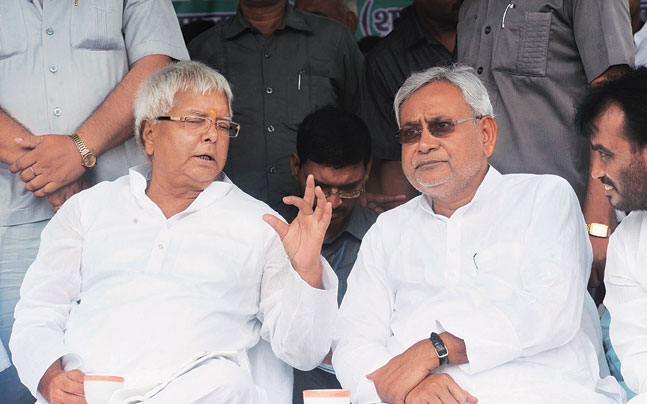 Lalu Yadav claims "Nitish Kumar wanted to rejoin mahagathbandhan"; Prashant Kishor junks statement