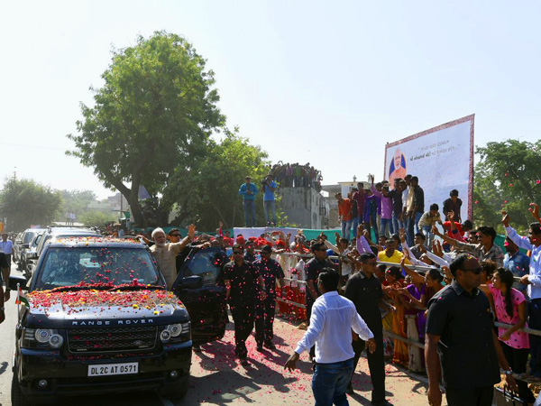 PM Modi visits hometown Vadnagar, holds roadshow