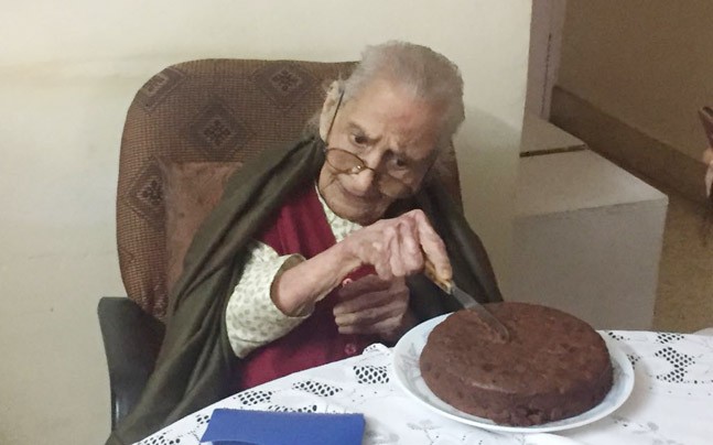 107-yr-old grandma wishes to meet Rahul Gandhi on her b'day; he makes her day!