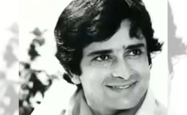 Shashi Kapoor wrapped in tricolour for last rites