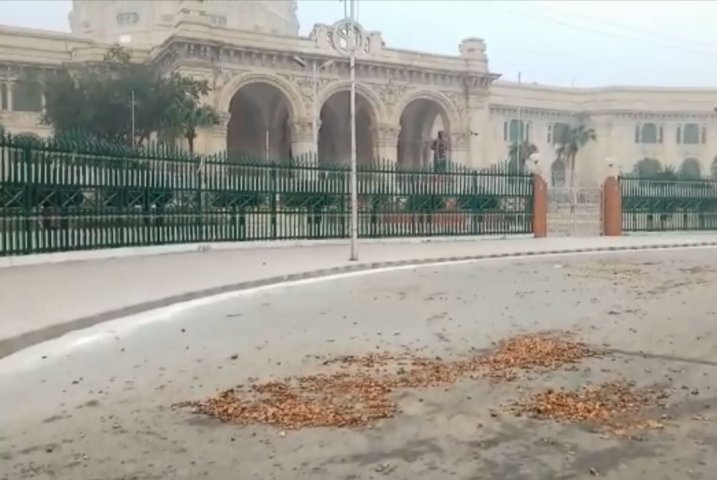 UP: Farmers protest, throw potatoes outside CM's residence