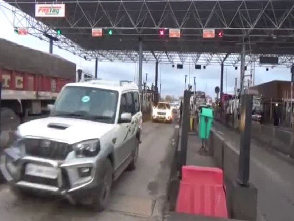 JDU MP RCP Singh convoy breaks law, denies paying toll tax