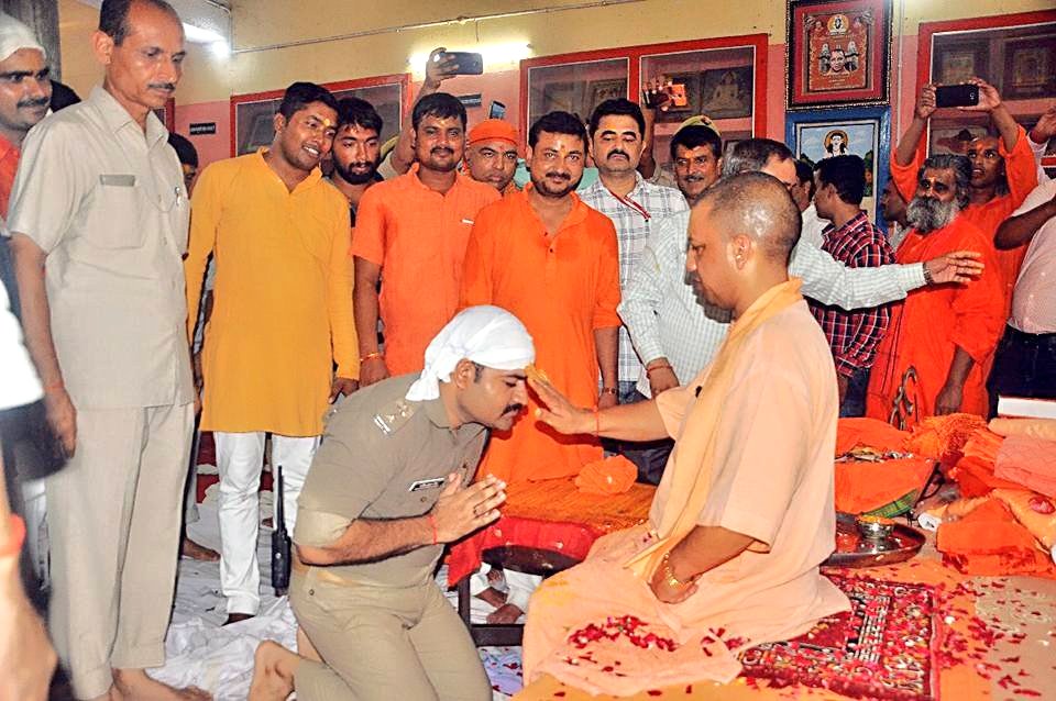 Police officer criticised on social media as he kneels before UP CM Yogi Adityanath