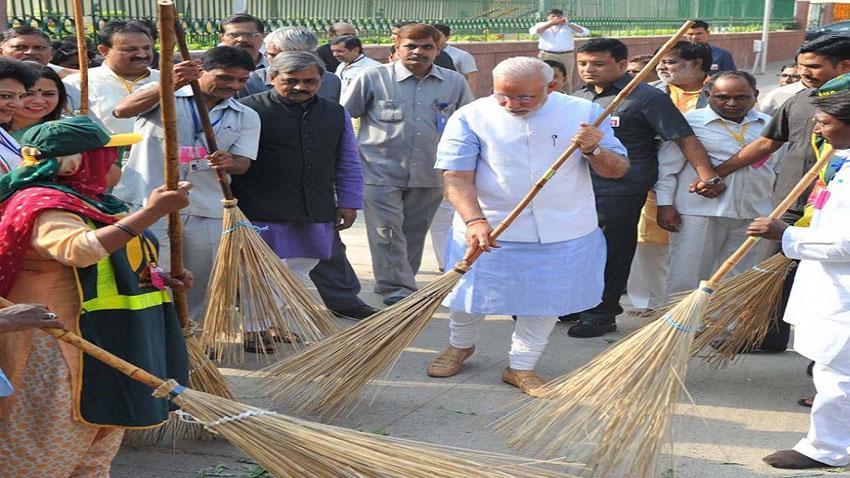 Sewer worker's death: Rahul says PM's Swachh Bharat a hollow slogan