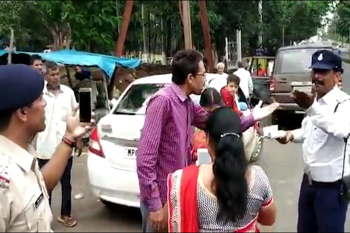 Bhopal: Man claims to be CM Shivraj Singh’s brother-in-law, threatens traffic cop