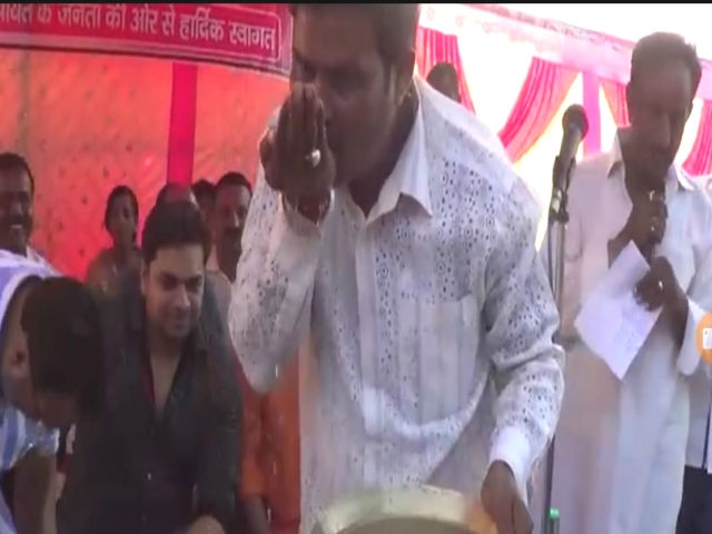 BJP worker washes MP Nishikant Dubey’s feet, drinks same water; Viral picture faces public lash