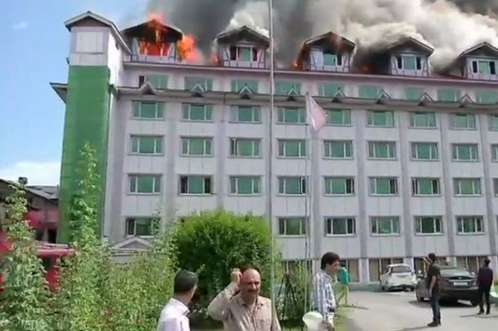 Srinagar: Massive fire breaks out in hotel Pamposh