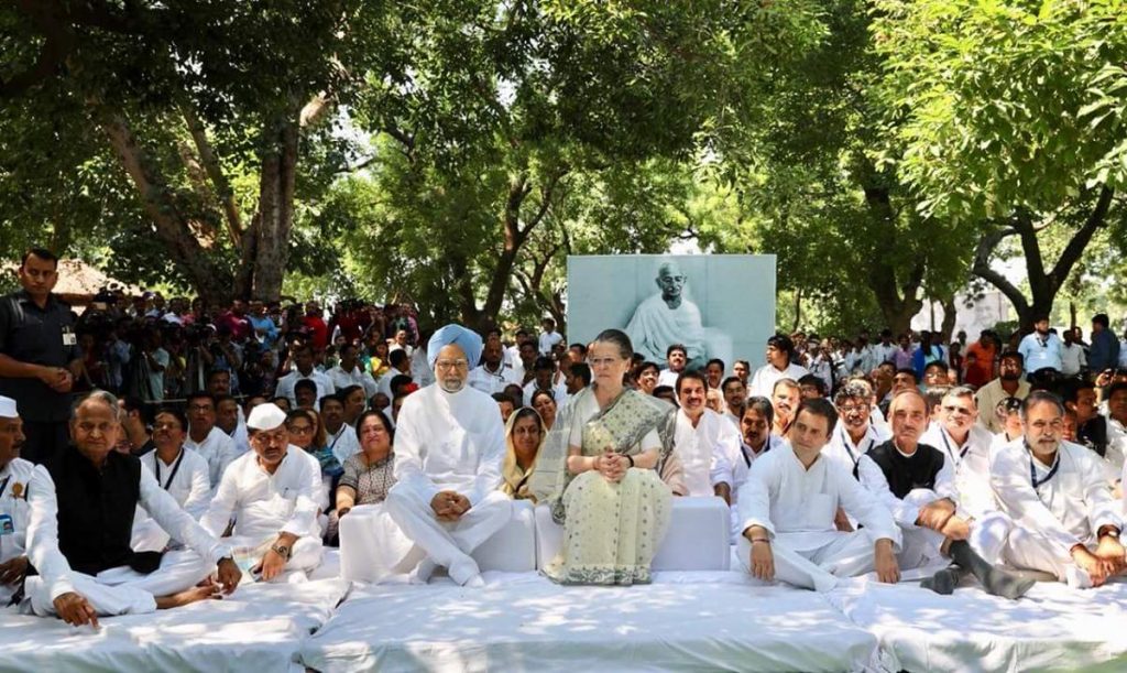Manmohan, Sonia, Rahul pay tribute to Mahatma Gandhi at Wardha