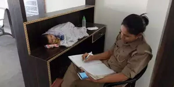 This Mothercop looks after her 6-month-old baby in police station
