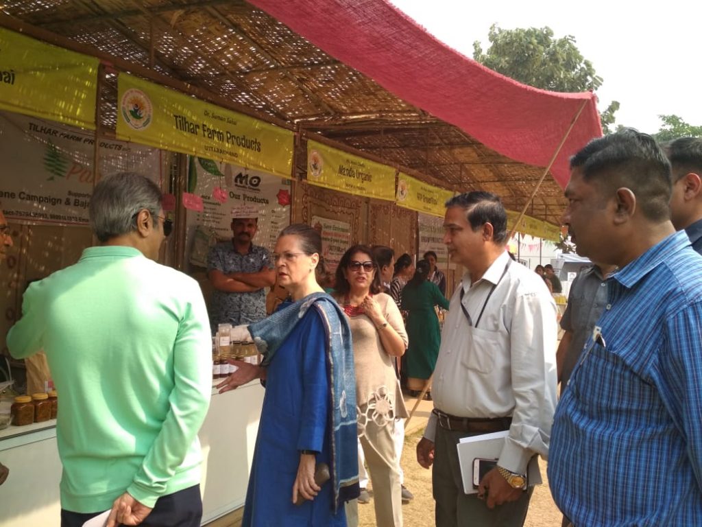 Sonia Gandhi visits Maneka Gandhi at Women of India National organic festival