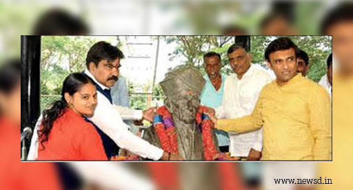 Karnataka Forest Minister garlands Visvesvaraya statue, clueless when asked whose statue it is?