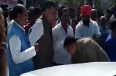 UP cop in CM Yogi’s convoy touches minister Satish Mahana’s feet for hitting his car