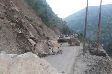 Landslides close Jammu-Srinagar highway