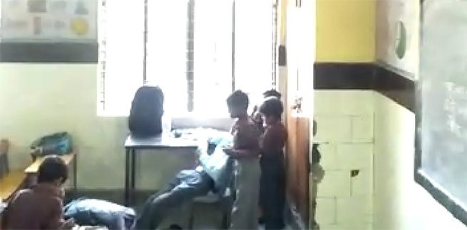 New Delhi: Teacher caught receiving head massage from school kids