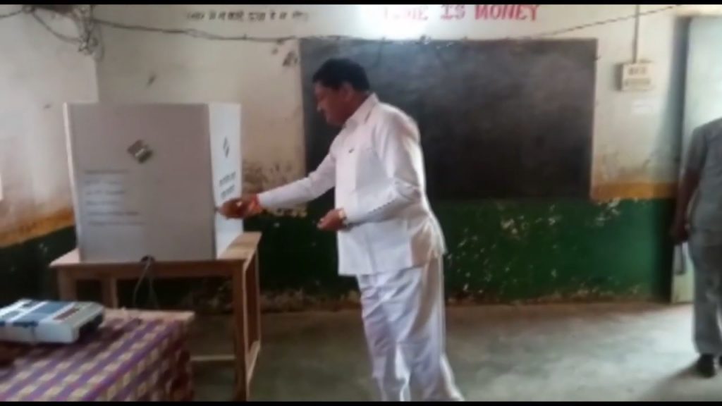Viral Video: BJP Minister performs 'puja' of EVM on polling day in Chhattisgarh