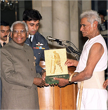 Baba Amte, right, with India’s president, K. R. Narayanan
