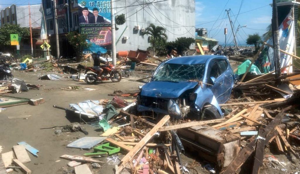 Indonesia tsunami: Rain hinders search for survivors