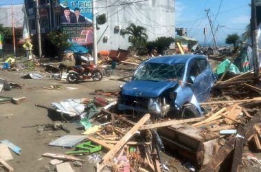 Indonesia tsunami: Rain hinders search for survivors