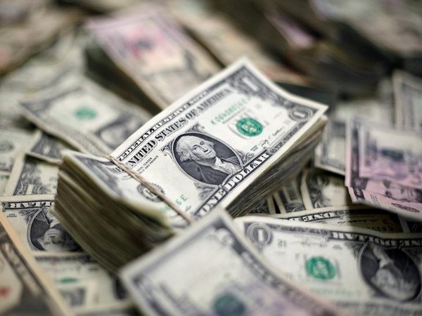 US dollar falls as concerns over further slowdown build up