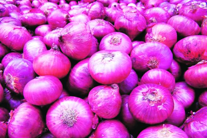 Tamil Nadu: This shopkeeper is offering 1 Kg free onions on purchase of smartphone