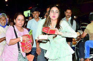 Sara Ali Khan distributes sweets with mother Amrita Singh
