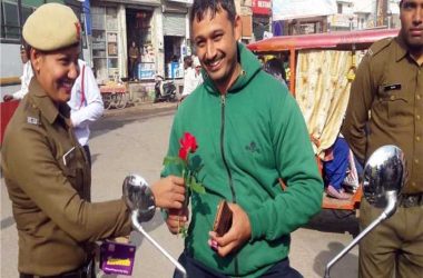 Haryana: Cop wife on duty punishes with chocolate and roses, warns “next time it’d be challan”