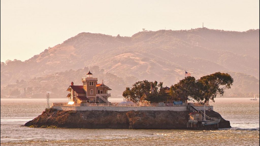 California island offers $130,000 to look after lighthouse