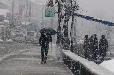 Cold wave continues in Kashmir Valley, forecast of rain, snow