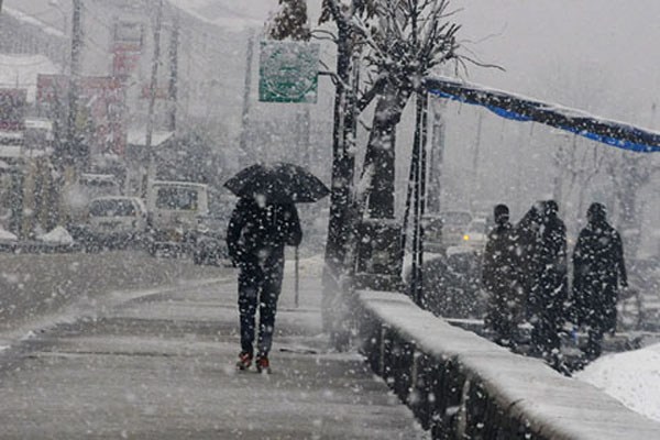 Cold wave continues in Kashmir Valley, forecast of rain, snow