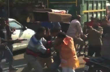 Agra: Bajrang Dal leader thrashed for abusing civic body officials