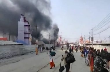 Prayagraj: Massive fire breaks out at a pandal at Kumbh Mela