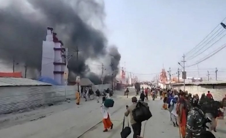 Prayagraj: Massive fire breaks out at a pandal at Kumbh Mela