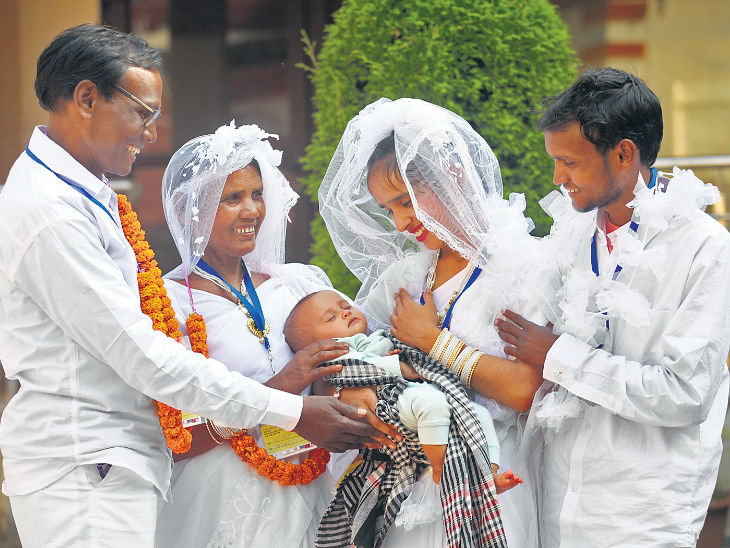 Jharkhand: After living-in for 22 years, elderly tribal couple ties knot in a mass marriage ceremony