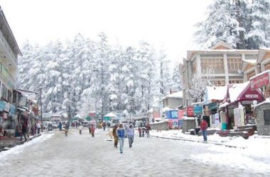 Tourists cheer as Manali sees snow