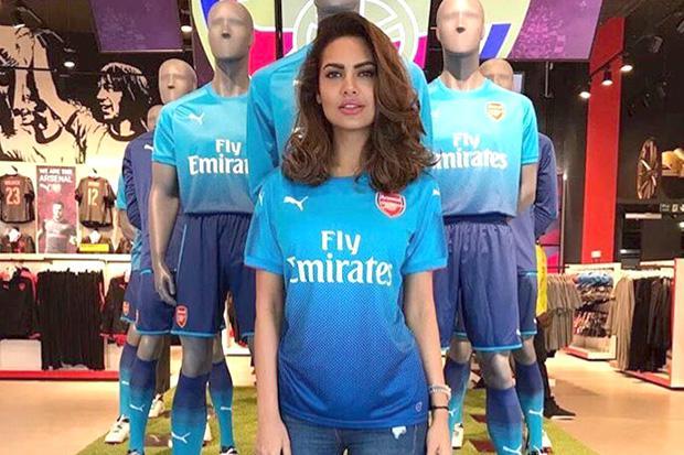 Fans deny Esha Gupta's apology for racist remarks about Alexander Iwobi