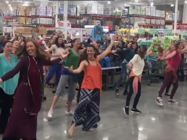 California flash mob dances to ‘London thumakda’ for a noble cause, video goes viral!
