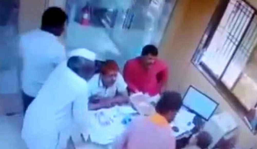 Maharashtra: BJP leader beats bank manager after issues of farmers go unresolved