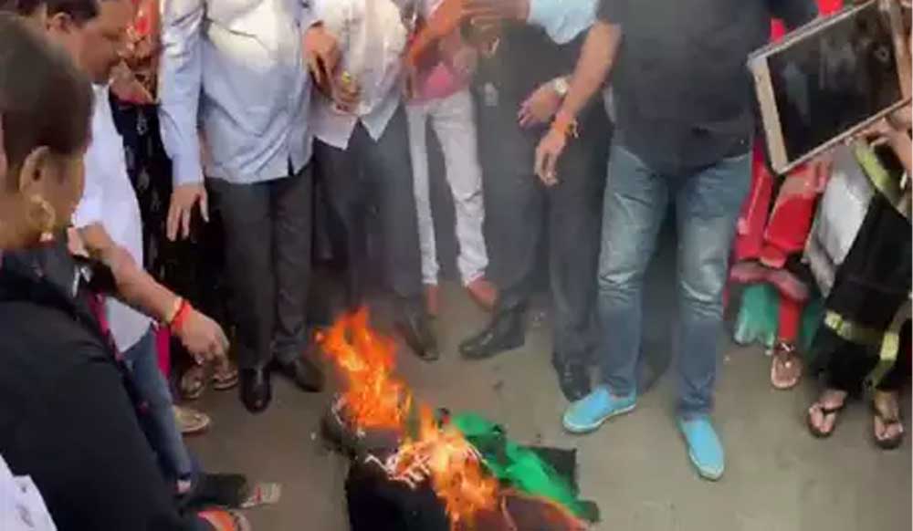 Pulwama attack: BJP-Shivsena workers burn Pakistan flag