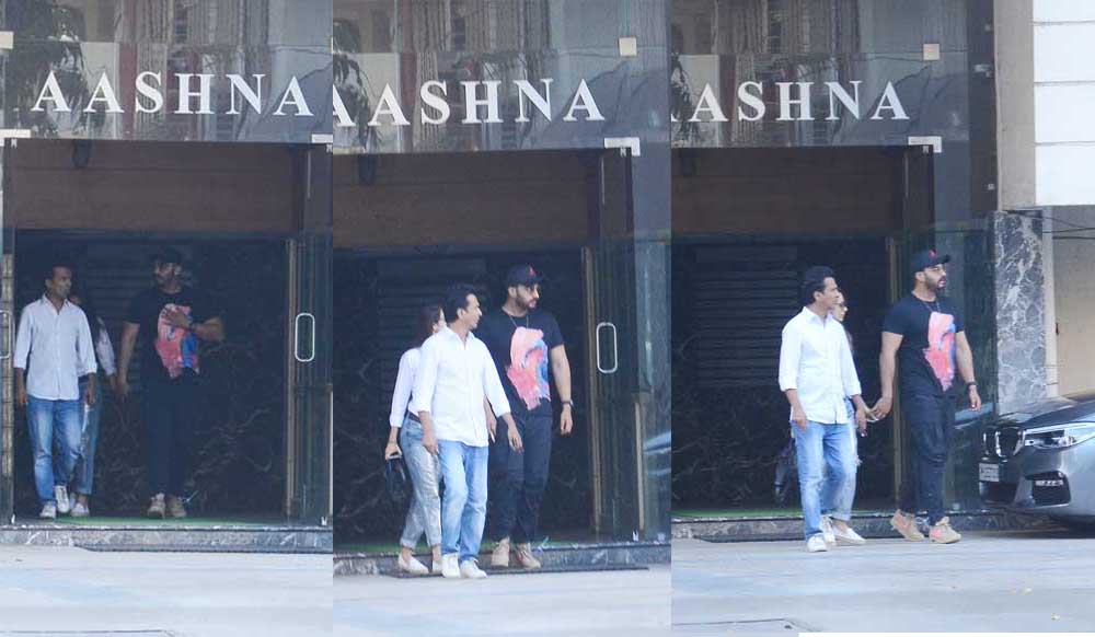 Malaika Arora and Arjun Kapoor spotted holding hands!