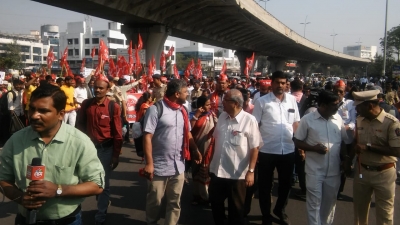 Midnight drama before Maharashtra farmers suspend 'long march'