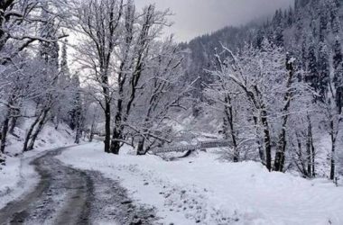 Manali gets snow, Shimla rain