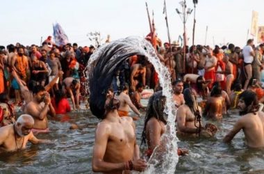 Thousands take holy dip at Kumbh on 'Mauni Amavasya'