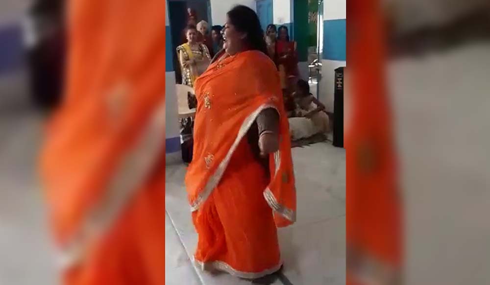 This aunty wins social media with her moves on ‘Ladki Aankh Mare’ song