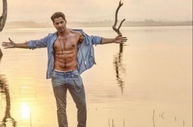 Varun Dhawan's latest picture is reminding us of Shah Rukh Khan